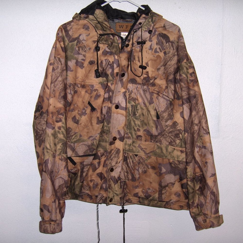 Camo hooded jacket L, Measures 50" Chest